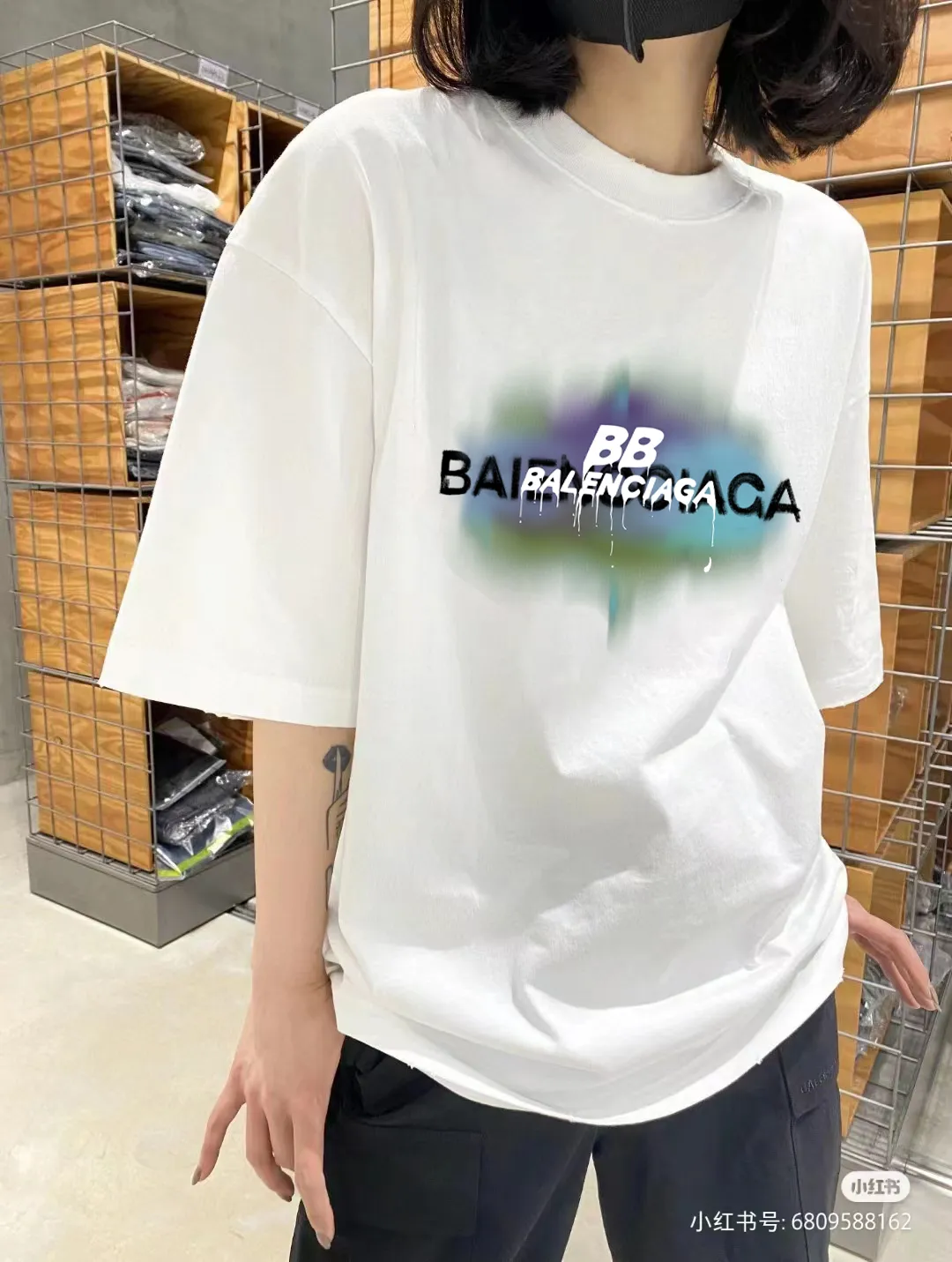P80✨🔥 BALENCIAGA Paris lettering flocked printed short-sleeved T-shirt. Custom-woven and dyed 300g combed cotton heavyweight fabric. Zero color difference in threads. Perfect details. Differentiate from the currency version on the market. Welcome to compare. Same Style for men and women. Must-sell in the picture above. Color: White Black Size: 1 2 3 4